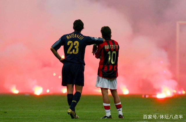 右脚踝囊受伤的基米希随德国队抵达卢森堡，走路仍有不便