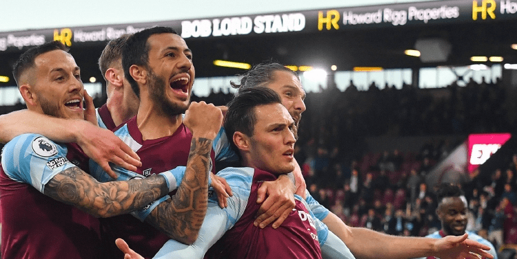 港队主场战新加坡，新加坡球员伤退时担架工作人员忍不住庆祝