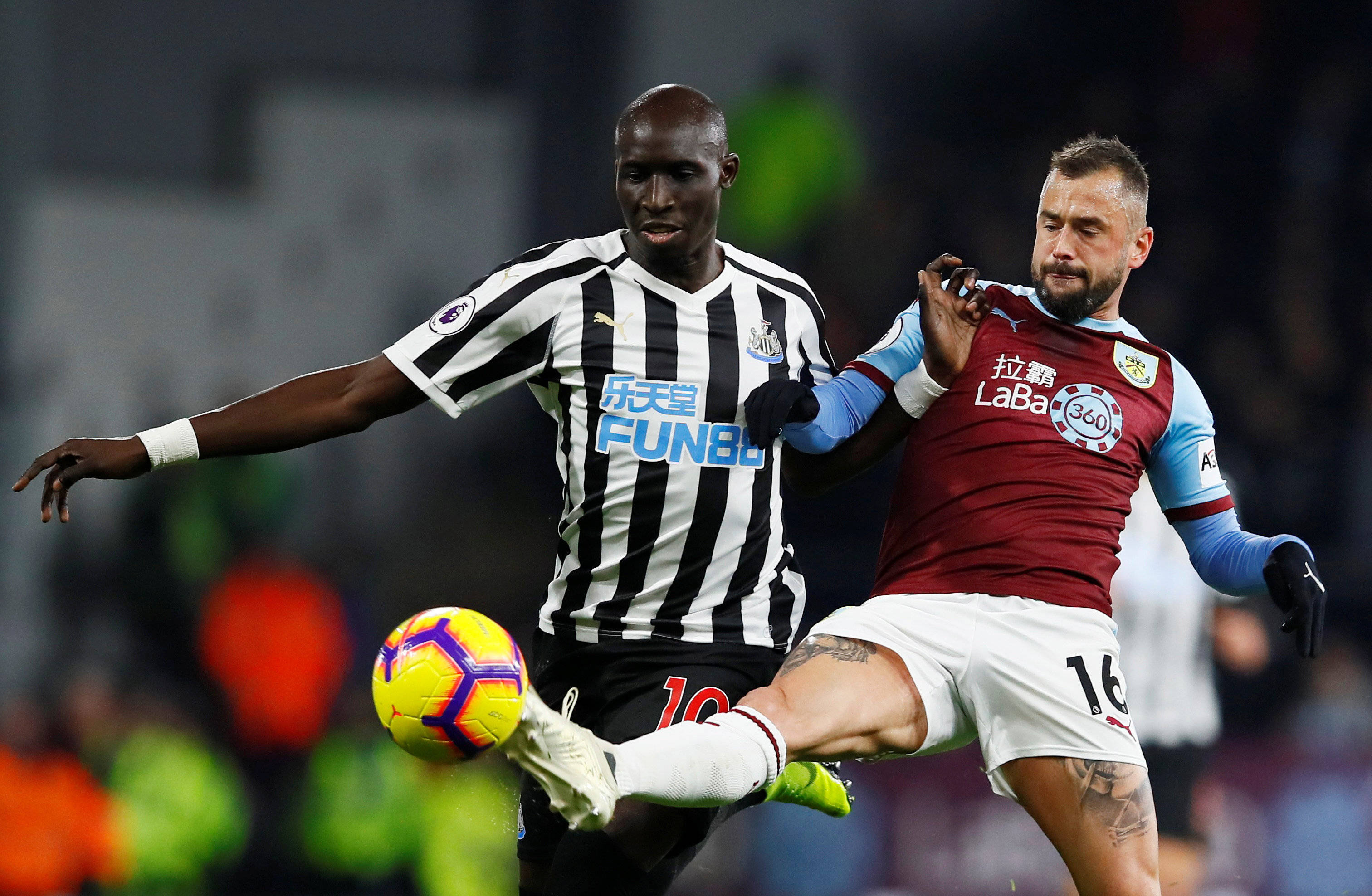 曼联对狼队的预测首发阵容：梅努的未来抉择，约罗强势回归