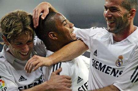 江苏节日！苏超决赛赛前南通队球迷场外集结为球队助威