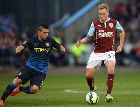 曼联主场1-1战平西汉姆联，近5轮仅1胜，阿莫林临场换人失误导致失利，球队前景堪忧。