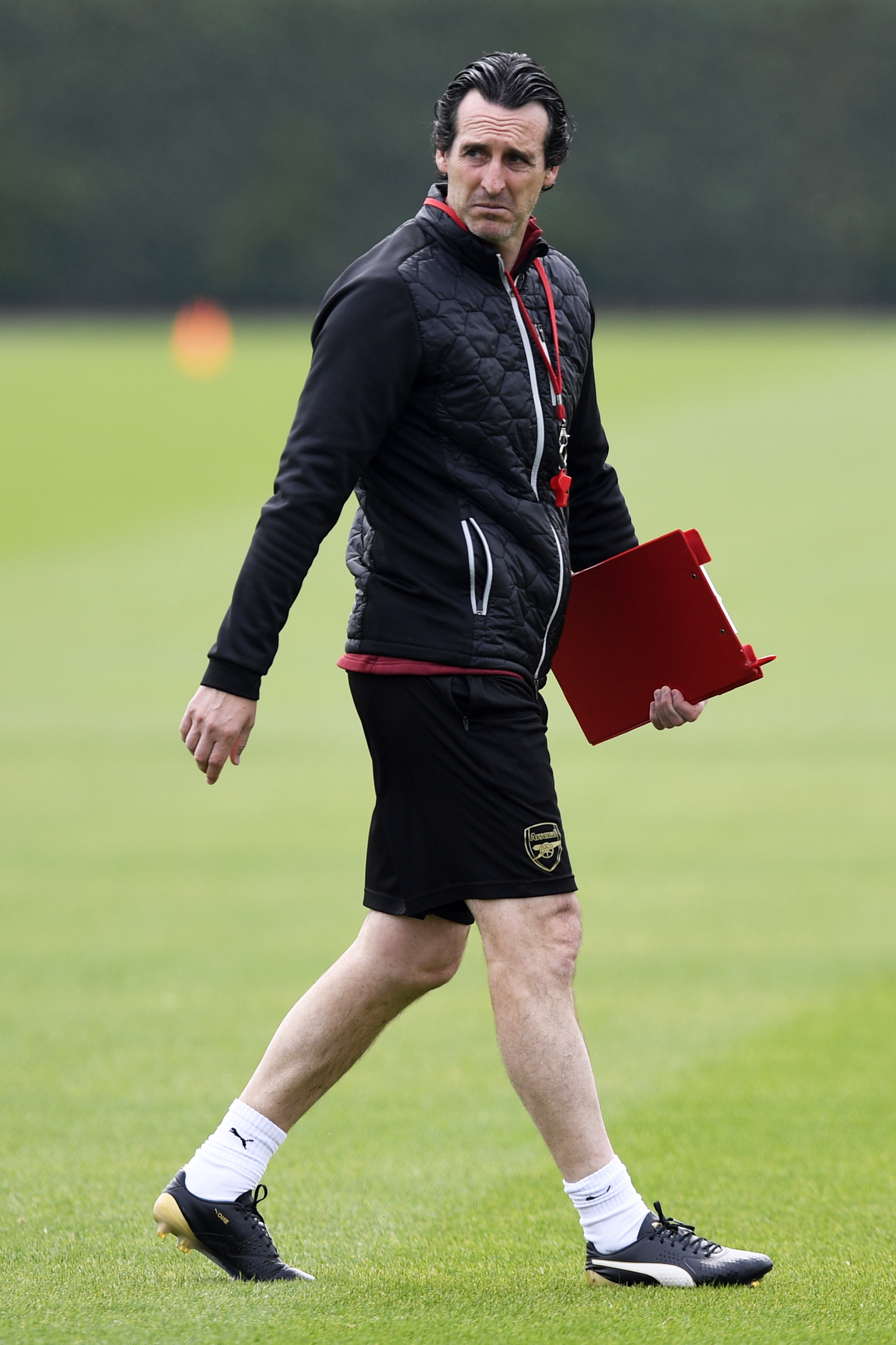 拉维亚开赛8分钟离场，球迷：他是我见过最易受伤的球员之一